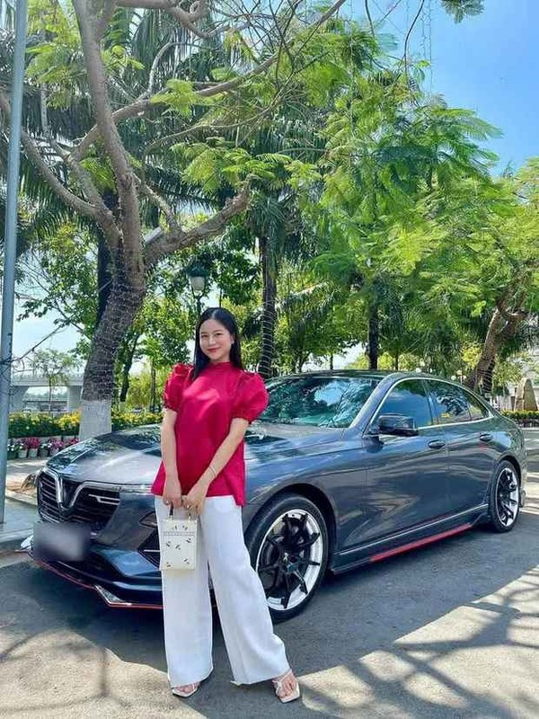 Không chỉ thế, Đoàn Di Băng còn đích thân đưa Thiên Kim đi thử váy của một thương hiệu nổi tiếng. Ảnh: Tổng hợp