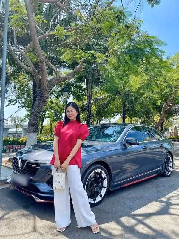 Không chỉ thế, Đoàn Di Băng còn đích thân đưa Thiên Kim đi thử váy của một thương hiệu nổi tiếng. Ảnh: Tổng hợp