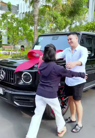 Món quà mà nữ đại gia dành tặng an ủi em là chiếc Mercedes G63 màu đen sang chảnh có giá hơn 10 tỷ đồng.