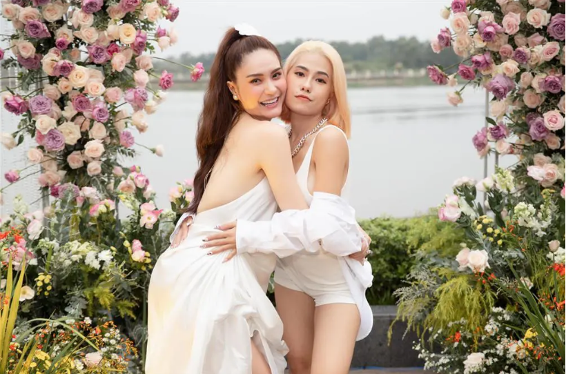 Mới đây cô em gái cưng của Đoàn Di Băng là Sisi Grass (Thanh Thảo) có chuyện buồn về con cái. Được biết Thanh Thảo là em gái thứ 3 trong gia đình 4 chị em.