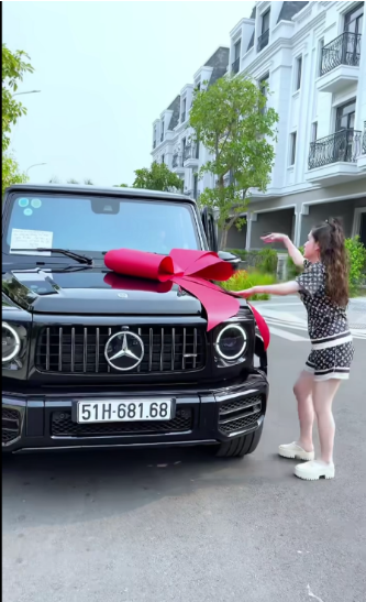 Để Thanh Thảo bất ngờ, vợ chồng Di Băng đã dàn xếp kịch bản, liên tục trêu ghẹo, đùa giỡn em bằng những món quà giản dị khác.