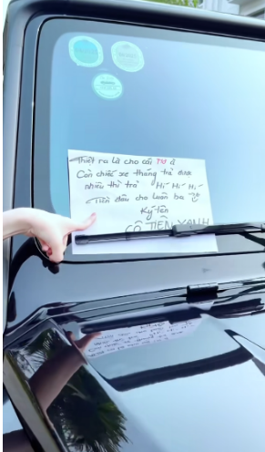 Tuy nhiên đến cuối đoạn clip, xế hộp tiền tỷ xuất hiện khiến Thanh Thảo vỡ oà, rơi nước mắt. Đoàn Di Băng cố pha trò, "lầy lội" chỉ cho em tờ giấy ghi chú dán trên xe hơi: "Thật ra là cho chiếc nơ thôi à, còn chiếc xe tháng trả được nhiêu thì trả. Tiền đâu cho luôn ba. Ký tên: Cô tiên xanh".