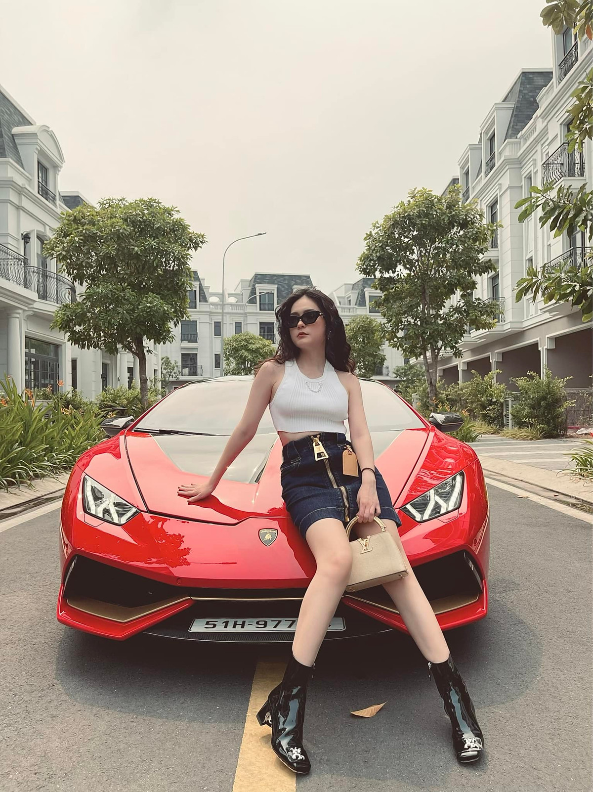 Nổi tiếng về độ giàu có và chịu chơi nên "nữ đại gia quận 7" không tiếc tiền đầu tư, hay cho các chị em gái trong nhà.