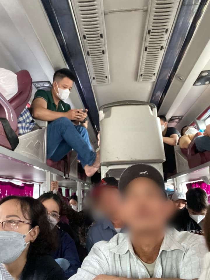 Ngay từ đầu giờ chiều, không ít người đã ra bến xe để về quê nghỉ lễ với tâm lý về sớm sẽ vắng người hơn. Tuy nhiên đông thì vẫn hoàn đông, cảnh nhồi nhét, chen chúc lại xuất hiện.