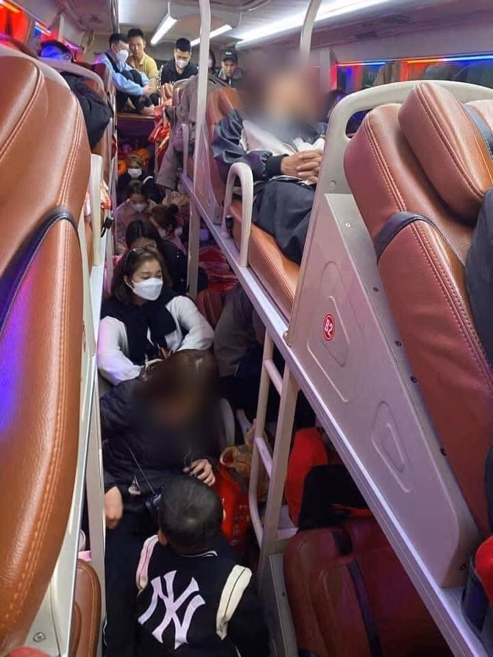 Đến hẹn lại lên, dịp nghỉ lễ 30/4 - 1/5 năm nay lại tới kéo dài đến 5 ngày khiến lượng người dân rời thành phố về quê tăng đột biến. Trên MXH thời điểm này xuất hiện khá nhiều hình ảnh hành khách chen chúc, chật chội trên những chuyến xe khách về quê.