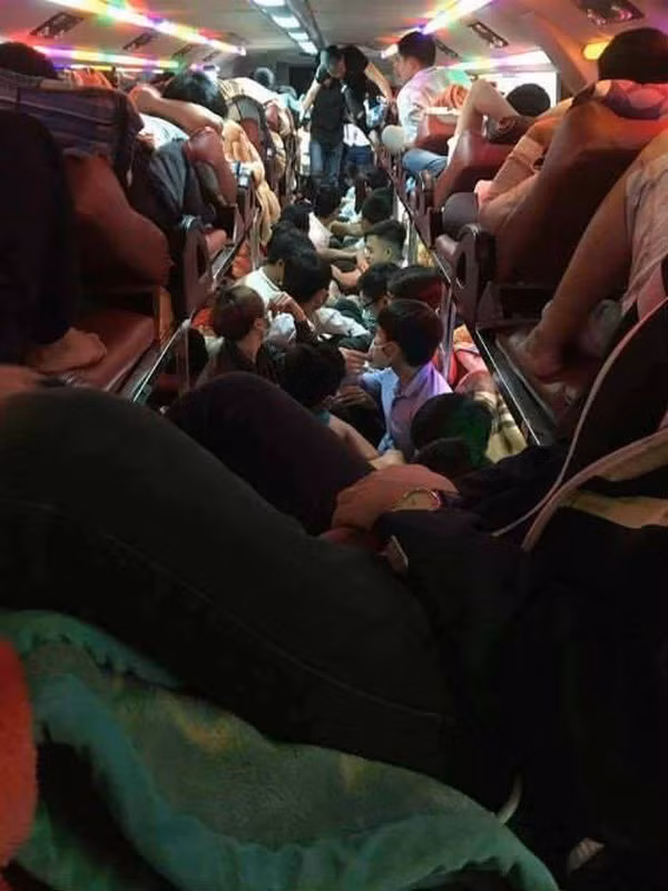 Những chuyến xe đông nghẹt khách là đặc sản của đợt nghỉ 30/4 - 1/5.