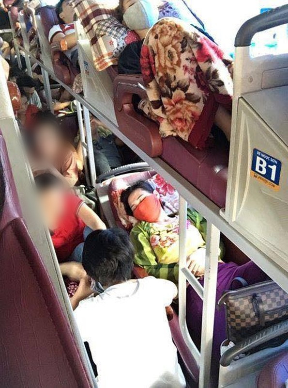 Theo những hình ảnh được chia sẻ trên MXH, chiếc xe khách giường nằm di chuyển trên đường trong tình trạng quá tải, hàng chục người chen chúc nhau ngồi kín mọi chỗ.