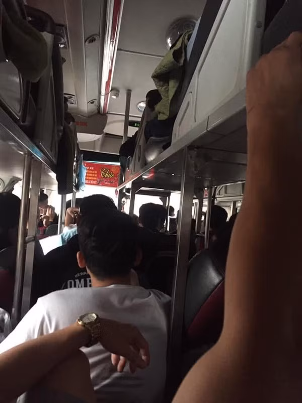 Không những thế, để thu tiền hành khách trên xe, nam nhân viên phụ xe phải di chuyển giữa các giường nằm, trèo qua đầu hành khách bên dưới, thậm chí nam nhân viên phải ngồi vắt vẻo, cheo leo như người nhện.