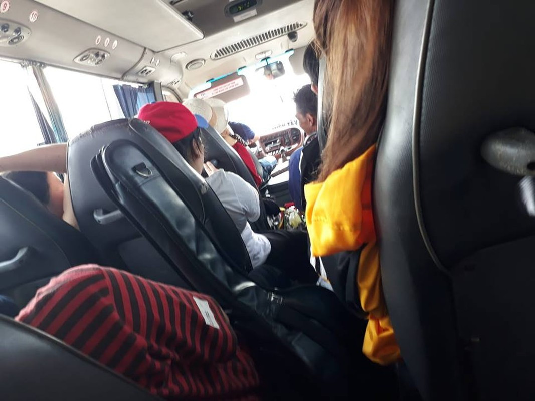 Với những người vốn sống ở tỉnh, quen thuộc với cảnh nhồi nhét này thì chỉ thở dài, nhắc nhở bản thân phải quen với điều này.