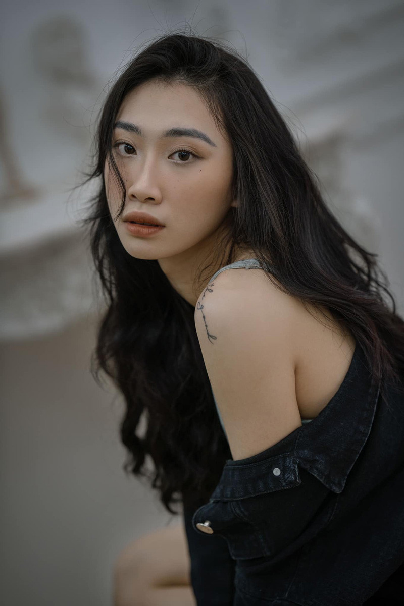 Nữ chủ công sinh năm 1998 sở hữu vẻ đẹp khá đặc biệt và phù hợp với những bộ ảnh thời trang.