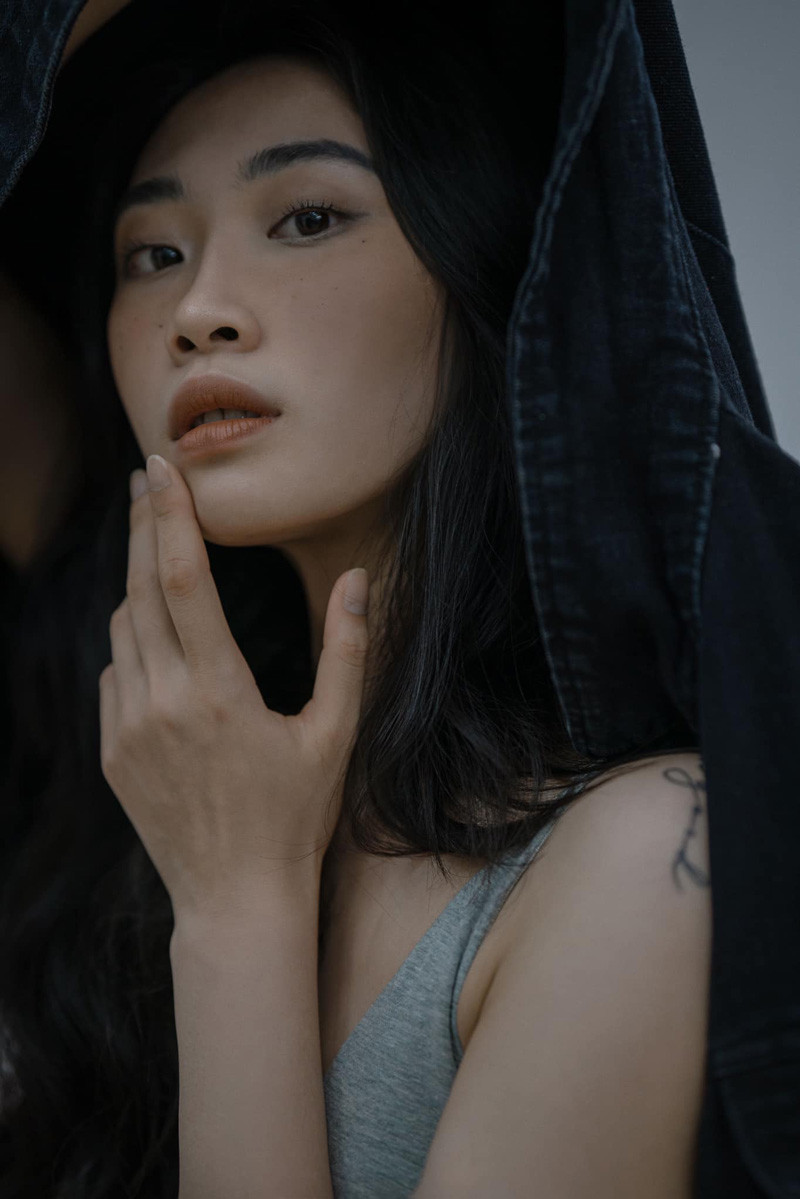 Những đường cong của cơ thể cùng sự dịu dàng trong đôi mắt khiến cô nàng người Quảng Bình càng thêm quyến rũ.