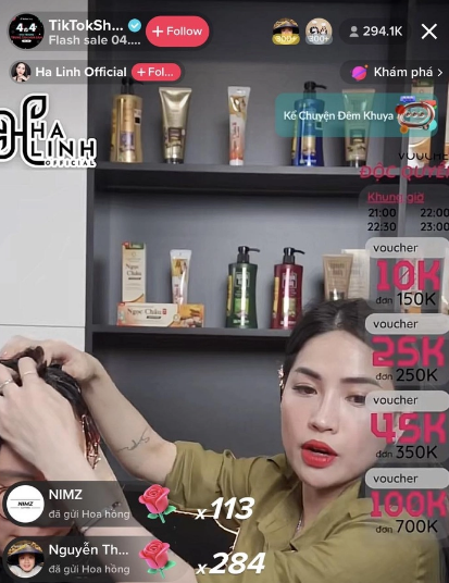 Điển hình là phiên phát sóng vào tối ngày 4/4 mới đây, livestream của Hà Linh thu hút hơn 300 ngàn người xem. Tuy nhiên, đợt livestream lần này của "chiến thần review" đã dấy lên không ít xôn xao trái chiều trong cộng đồng vì bị cho là "bán phá giá".