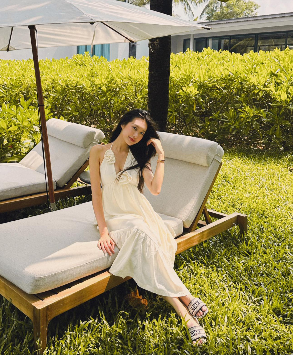 Dáng vẻ này của bạn gái khiến Văn Hậu bật cười. Anh nhận xét người yêu mình "trông hèn lắm".