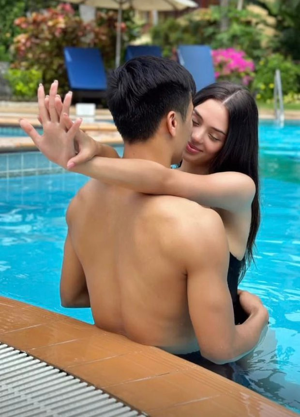 Tình tứ bên chồng, chân dài sinh năm 2000 diện mẫu bodysuit khoét hông cao, khoe vòng hông tròn trịa cùng đôi chân thon dài.