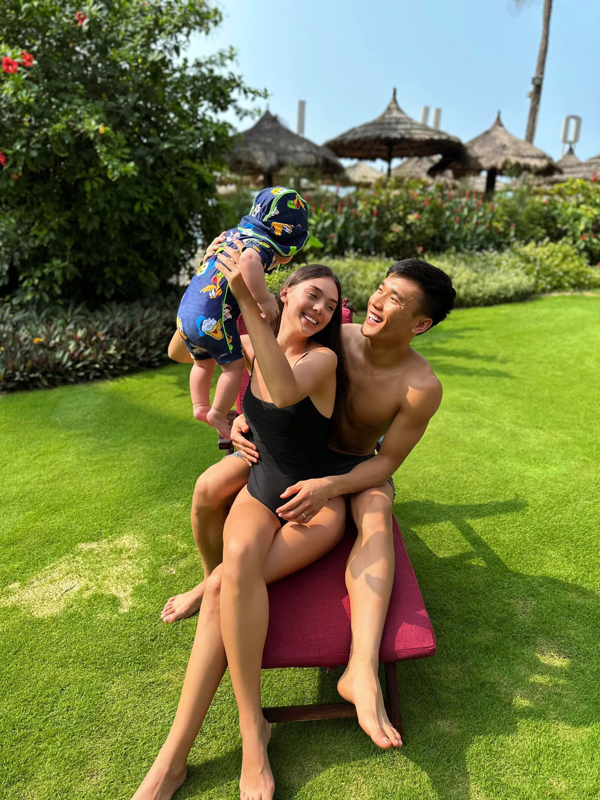 Tranh thủ thời gian được nghỉ ngơi, vợ chồng Bùi Tiến Dũng mới đây cùng nhau đi nghỉ dưỡng ở Mũi Né. Trong khuôn viên resort, người mẫu Dianka Zakhidova rạng rỡ khi vừa bế con, vừa tình tứ trong vòng tay ông xã.