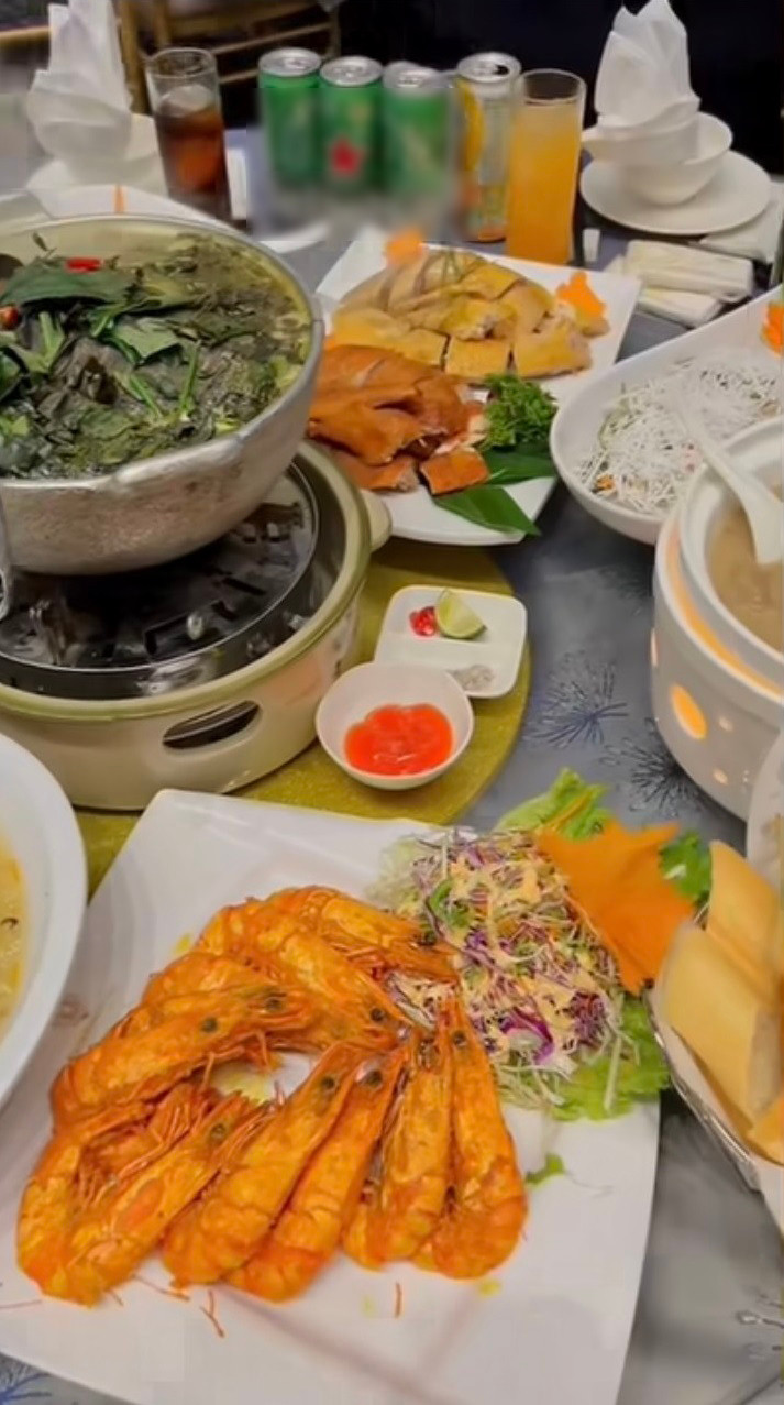 Vào đến bàn tiệc cô nàng còn thản nhiên review từng món ăn trên bàn tiệc người lạ. Thậm chí bữa cỗ này còn được tổ chức trong nhà hàng khiến cô gái cảm thán “hôm nay thực hiện thử thách lại vớ được cỗ hời”.