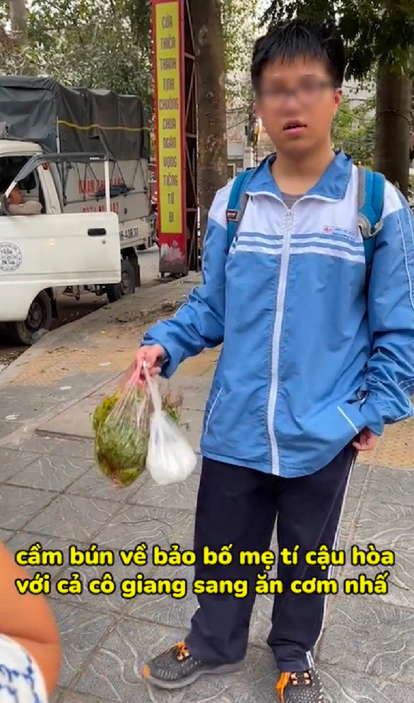 Điển hình là trường hợp một TikToker "đu trend" gặp cậu bé bán nước rồi thản nhiên bảo mang thịt về bảo bố nấu cơm. Tuy nhiên sau đó là câu trả lời đầy xót xa của cậu bé bởi bố em đã không còn nữa. Cứ tưởng rằng nó là một trò đùa vô hại nhưng lại gây tổn thương đến tâm lý của những đứa trẻ.