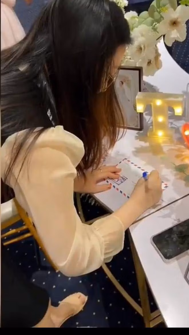 Mặc dù sau đó cô gái này có bỏ phong bì tiền mừng nhưng điều đó vẫn khiến khán giả bức xúc. Việc chạy theo trend trên mạng xã hội sẽ không xấu nếu chúng ta biết lựa chọn trào lưu phù hợp. Ảnh: Tổng hợp