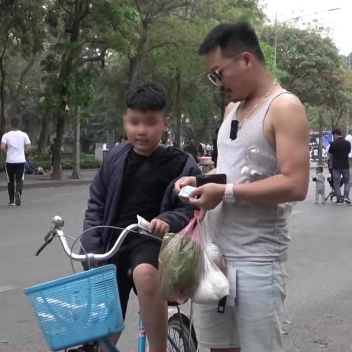 Hay gần đây nhất là trào lưu giả vờ làm người quen đưa đồ ăn cho trẻ nhỏ bảo mang về nấu “tí chú sang ăn”. Hàng loạt video có nội dung này được đăng tải với giọng điệu cợt nhả.