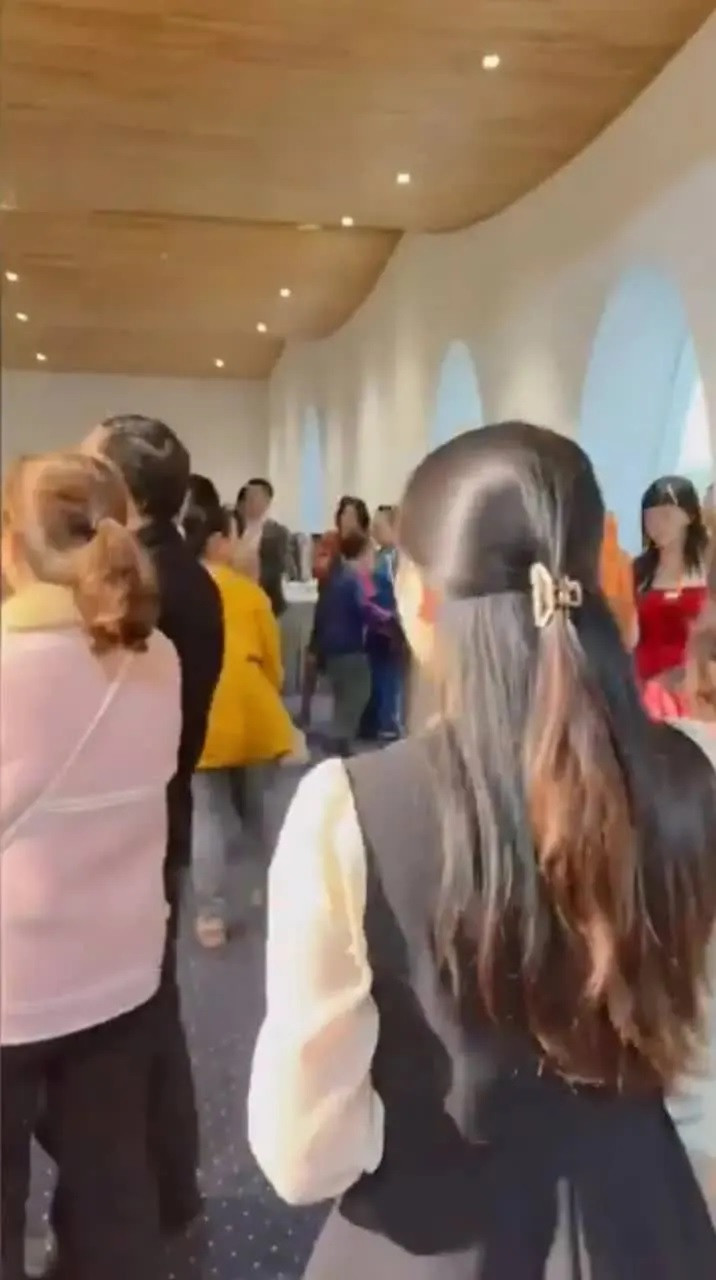 Gần đây là một cô gái ở Nam Định hào hứng lên đồ lộng lẫy để thực hiện trào lưu đi ăn cưới người lạ.