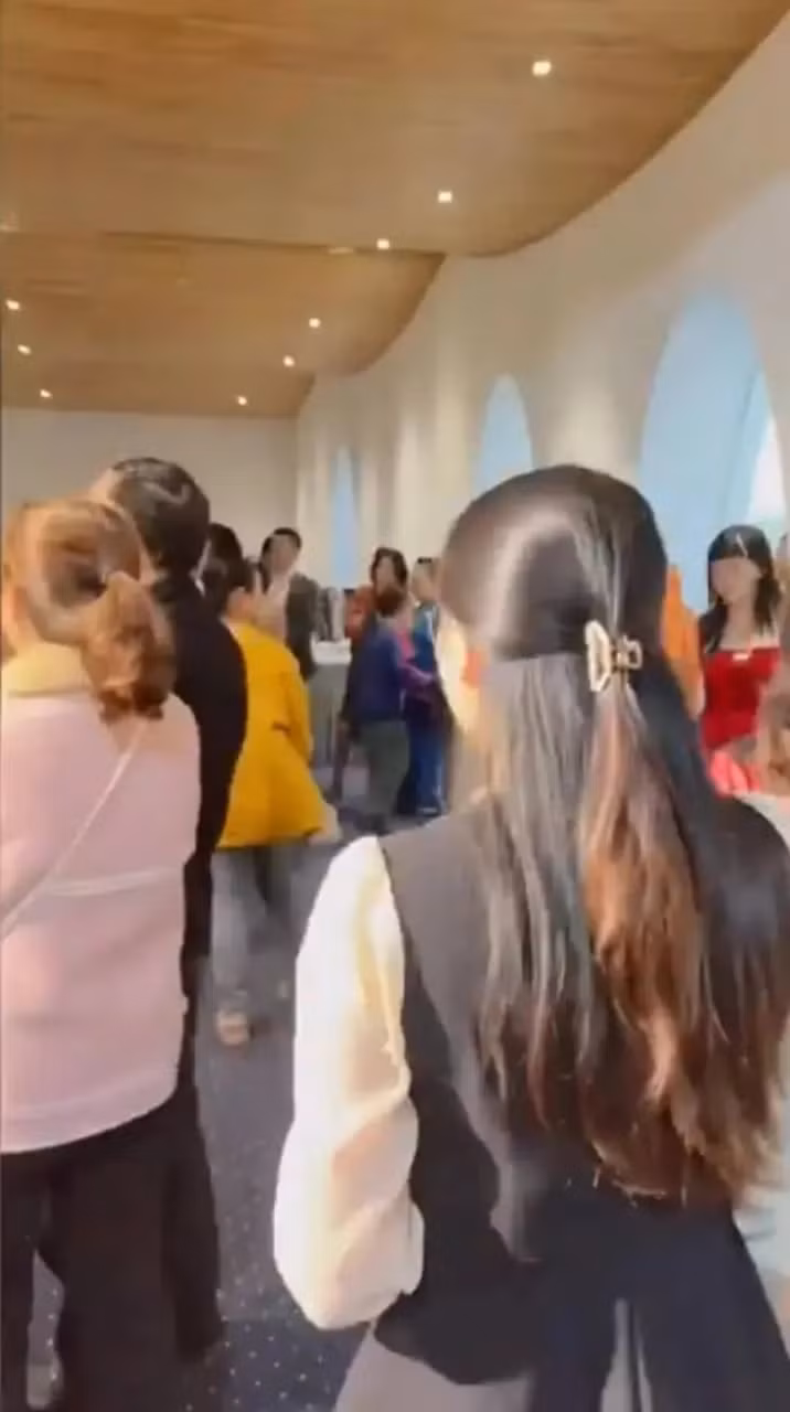 Gần đây là một cô gái ở Nam Định hào hứng lên đồ lộng lẫy để thực hiện trào lưu đi ăn cưới người lạ.