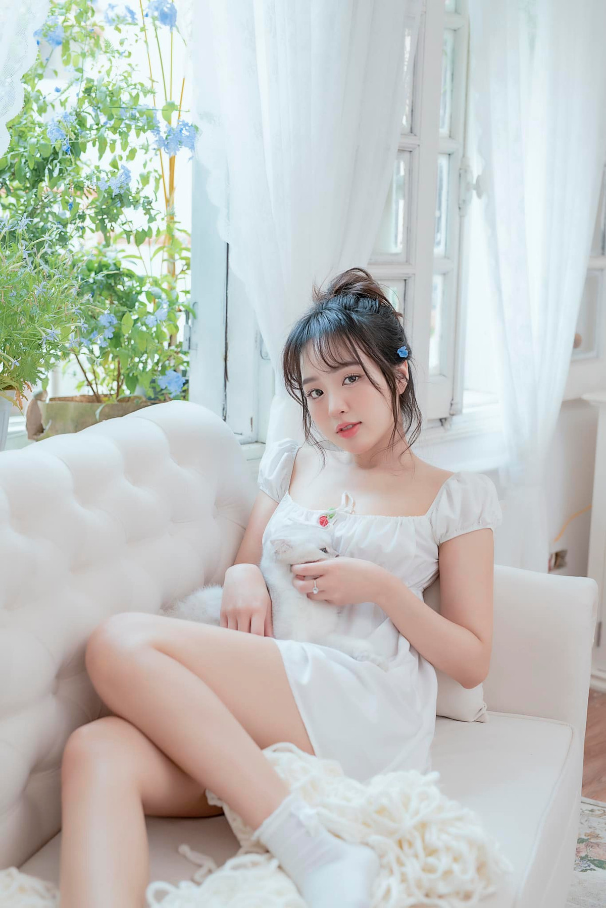 Trên trang cá nhân của mình, cô không ngại khoe vòng 1 đầy đặn hay show những bức ảnh bikini khoe body nuột nà.