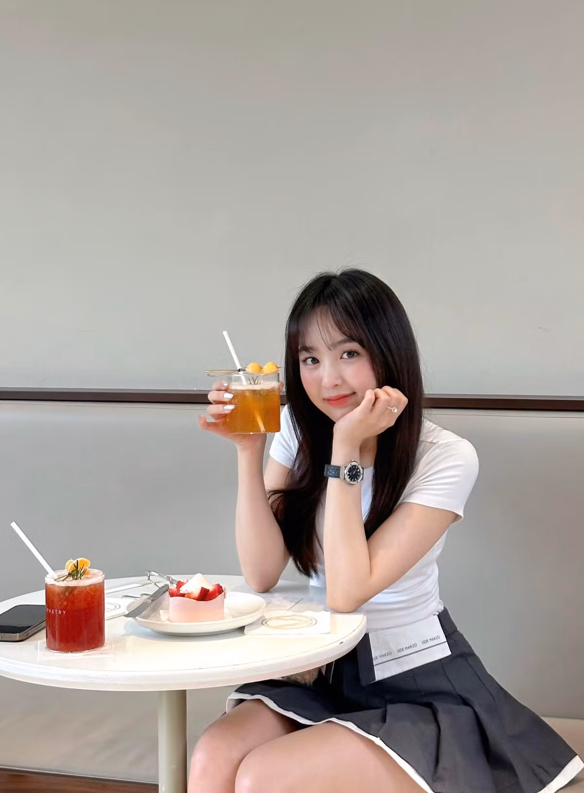 Phương Anh từng được báo Trung Quốc hết lời khen ngợi bởi diện mạo quá đỗi nổi bật. Ảnh: FBNV