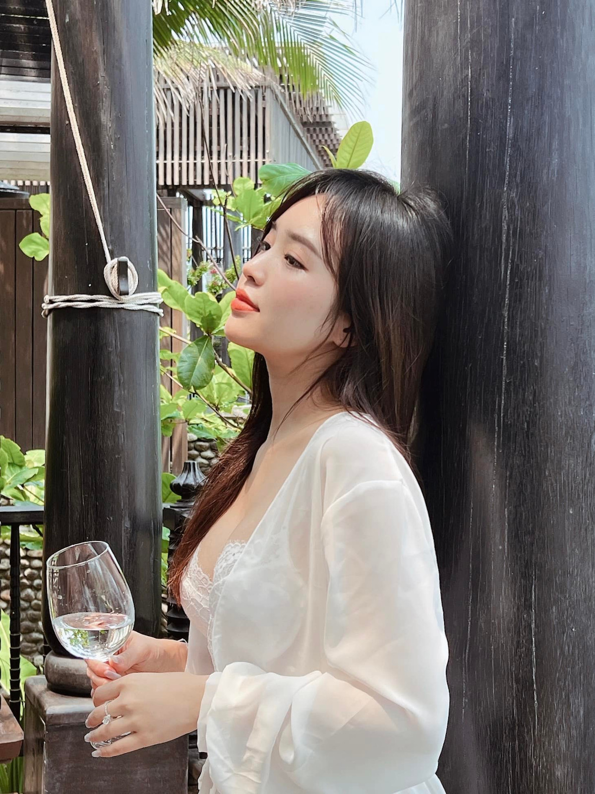 Ngoài lợi thế hình thể, Lê Phương Anh còn cuốn hút bởi phong cách ăn mặc gợi cảm.