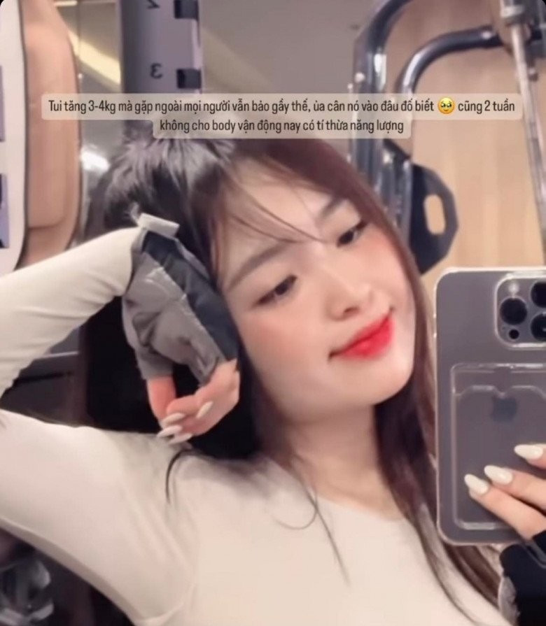 Mới đây nàng hot girl Hà thành đăng lên instagram hình ảnh thông báo mình đã tăng 3-4kg khiến cho gương mặt tròn vo.