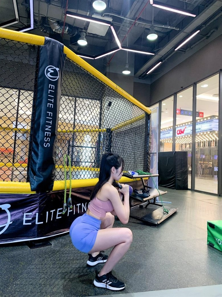 Nhờ chăm chỉ đi gym mà Phương Anh vì vậy cũng thường xuyên "đốt mắt" fans với những màn diện áo tắm khoe body không điểm trừ.