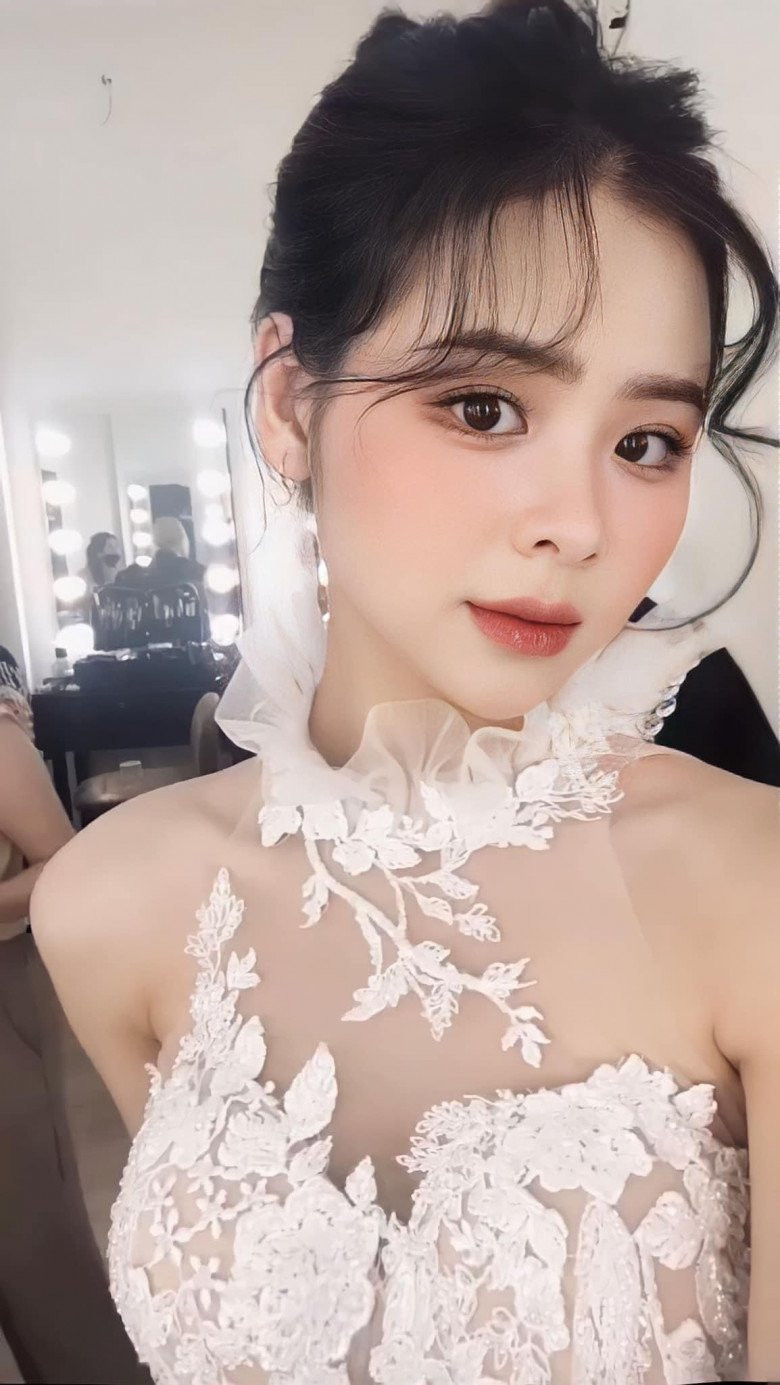 Ngoài vẻ đẹp ngoại hình, Ngân Hà còn sở hữu học vấn và nhiều thành tích đáng nể.