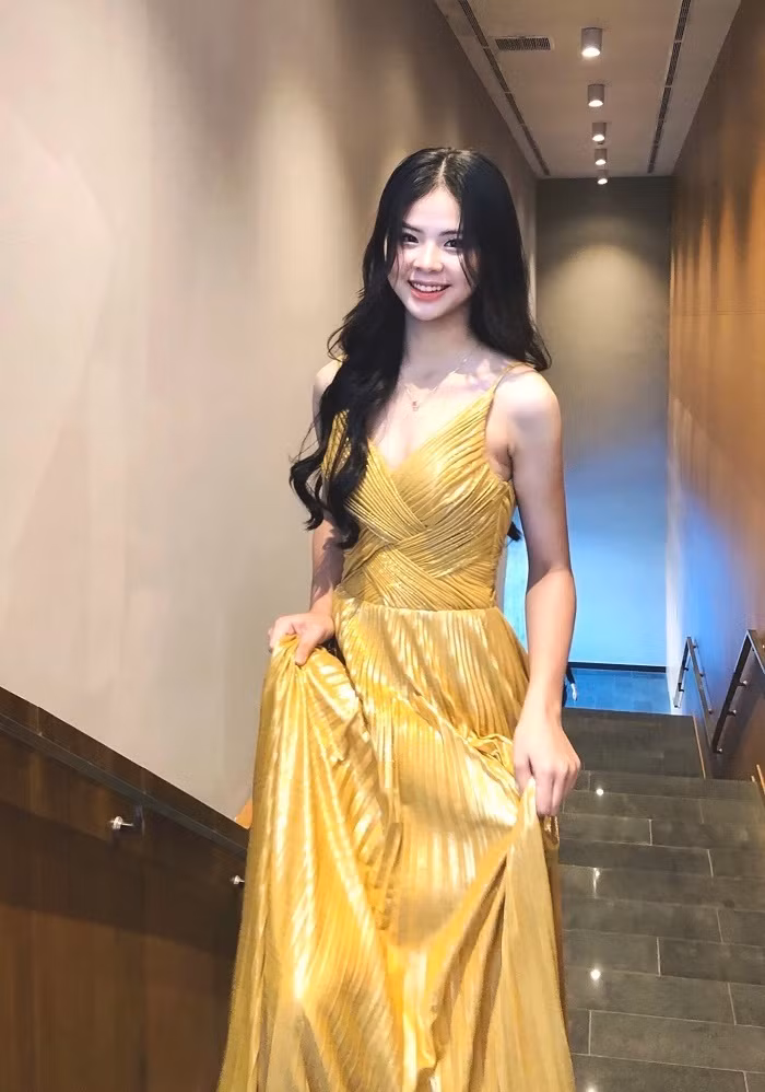 Cô được đánh giá rất tài năng khi vừa có thể chơi giỏi bóng chuyền mà đá bóng cũng rất hay.