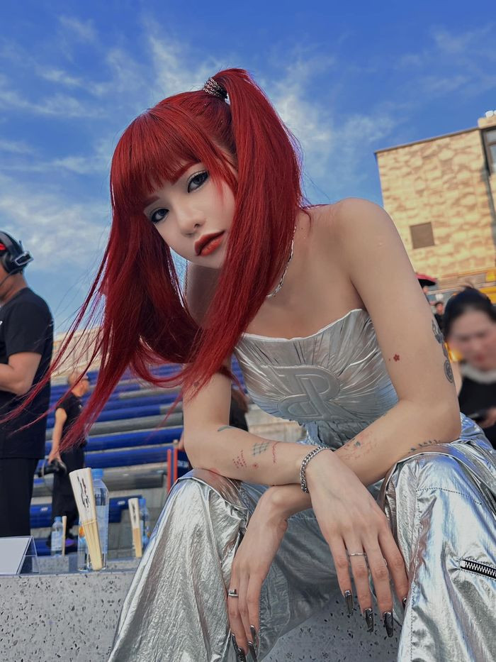 Bên cạnh đó, CiiN cũng có nhiều khung ảnh "đáng quên" trên sóng truyền hình khi nhan sắc bị dìm "lên bờ xuống ruộng".