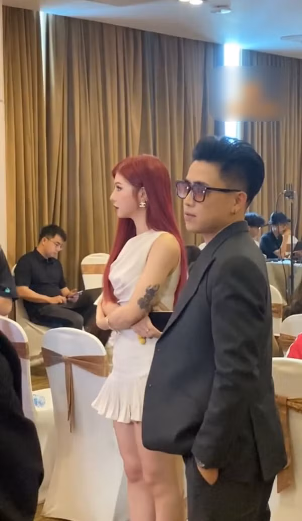 Mới đây, Bùi Thảo Ly nhận về nhiều sự quan tâm của độc giả ki để lộ đoạn clip xuất hiện trong một sự kiện.