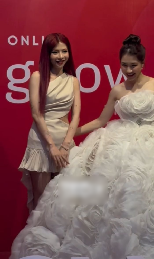 Ngoài ra, không ít người cho rằng cô nàng sinh năm 1997 đã trang điểm quá đậm, nếu tẩy lớp trang điểm thì liệu có còn được ưa nhìn như trong clip.