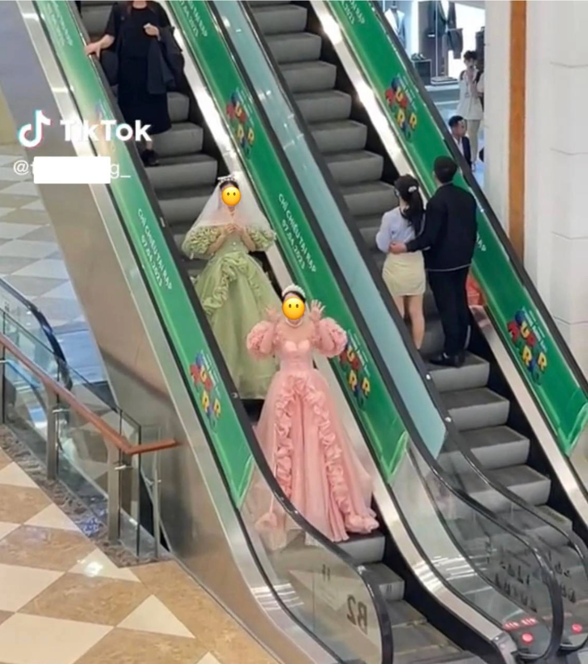 Tương tự trường hợp trước đó của một cô gái khi thực hiện trào lưu này, cô gái bị mắc kẹt váy vào thang cuốn chỉ vì chiếc váy bồng bềnh khiến dân tình không khỏi lo lắng.