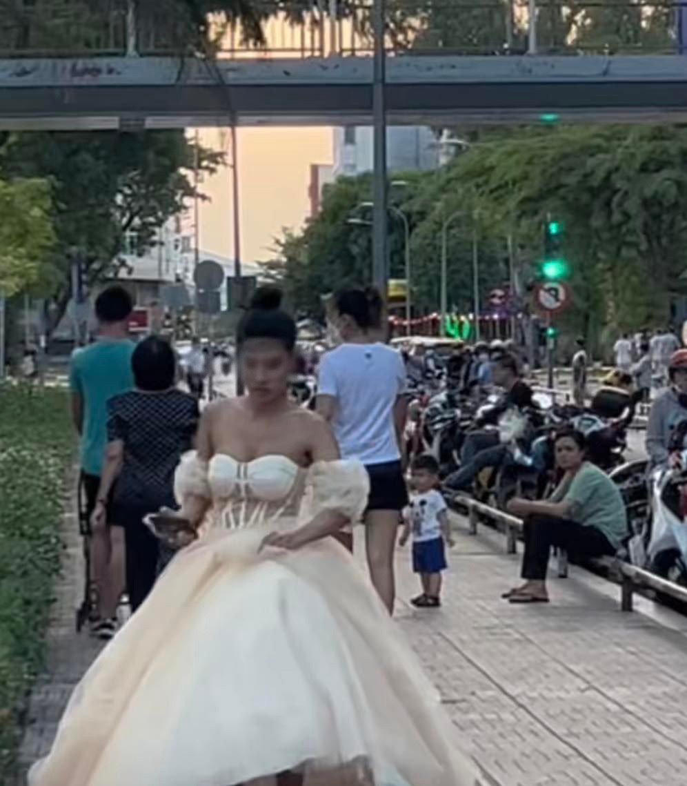 Một bài đăng có nội dung như sau: "Chuẩn bị kỹ càng để quay trend nhưng 2 công chúa bị siêu thị từ chối cho vào."