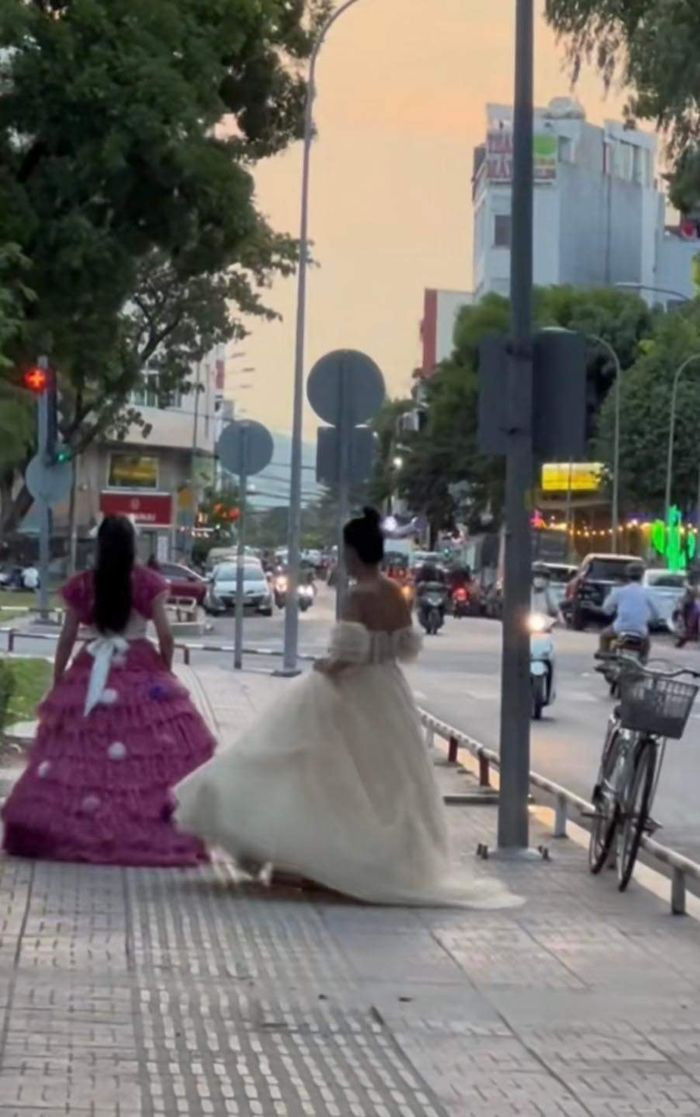 Tuy nhiên mới đây hình ảnh hai bạn nữ cũng diện váy công chúa lộng lẫy, khiến ai cũng phải ngỡ ngàng nhìn theo. Tuy nhiên, khi tới siêu thị, cả 2 đều bị bảo vệ chặn cửa không cho phép vào trong.