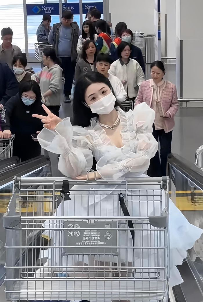 Nhiều người đã ăn diện vô cùng lộng lẫy với những bộ váy áo như các nhân vật công chúa trong phim hoạt hình, sau đó rủ nhau đi siêu thị để thực hiện trào lưu này.