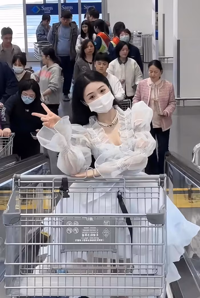 Nhiều người đã ăn diện vô cùng lộng lẫy với những bộ váy áo như các nhân vật công chúa trong phim hoạt hình, sau đó rủ nhau đi siêu thị để thực hiện trào lưu này.