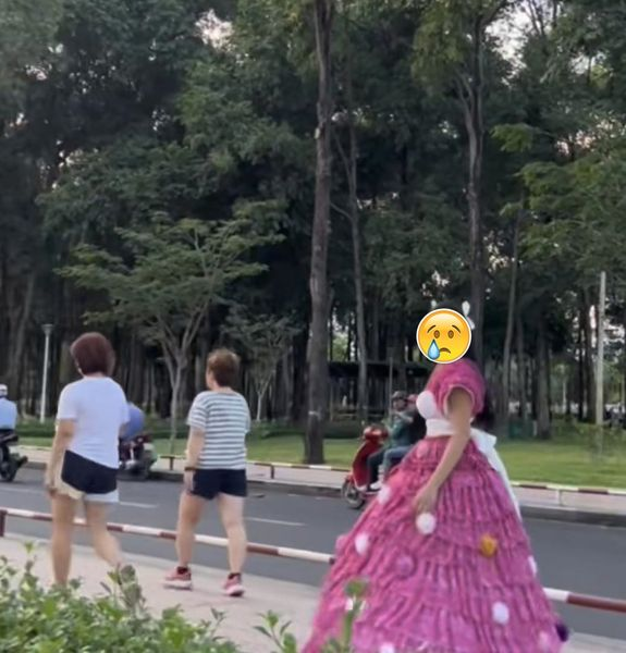 Hình ảnh này đã nhanh chóng trở thành đề tài bàn tán. Nhiều người cho rằng trào lưu này tuy hay, nhưng với trang phục cầu kì như vậy khi đi thang máy sẽ bị mắc kẹt hoặc đôi khi làm phiền tới những người mua sắm khác.