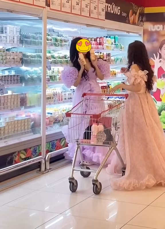 Trào lưu mặc váy công chúa đi siêu thị mua sắm đã được rất nhiều người hưởng ứng và quan tâm.