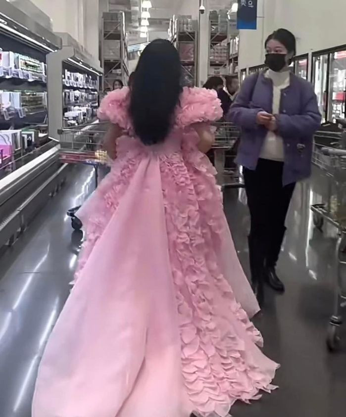 Giữa đám đông ai cũng bình thường, việc xuất hiện một nhân vật ăn diện như trong phim đã thu hút vô số ánh nhìn. Từ đó trào lưu mặc váy công chúa đi siêu thị nhận được nhiều sự hưởng ứng.