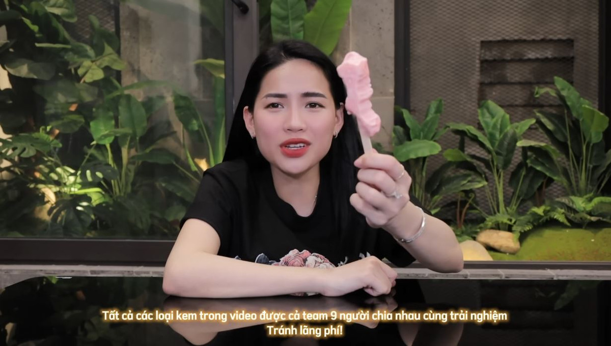 Trong đoạn video mới này, "chiến thần review" mua rất nhiều loại kem khác nhau và cho biết tự bản thân cùng ekip cùng ăn để trải nghiệm, đồng thời tránh lãng phí.