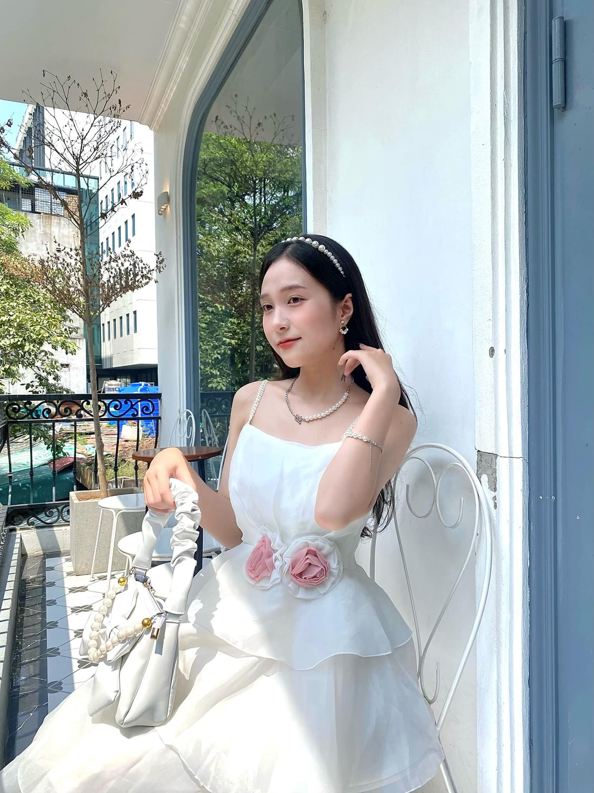 Chỉ trang điểm nhấn vào màu son môi xí muội, cô nàng cũng đủ khiến MXH "điên đảo" vì khoảnh khắc khoe sắc trong veo.