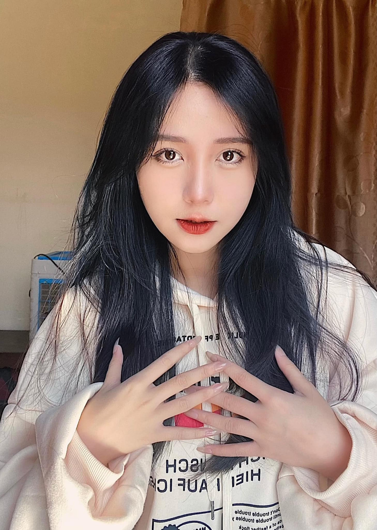 Trang cá nhân hiện tại của hot girl NEU sở hữu hàng ngàn lượt theo dõi, mỗi bức ảnh thu về không ít like.