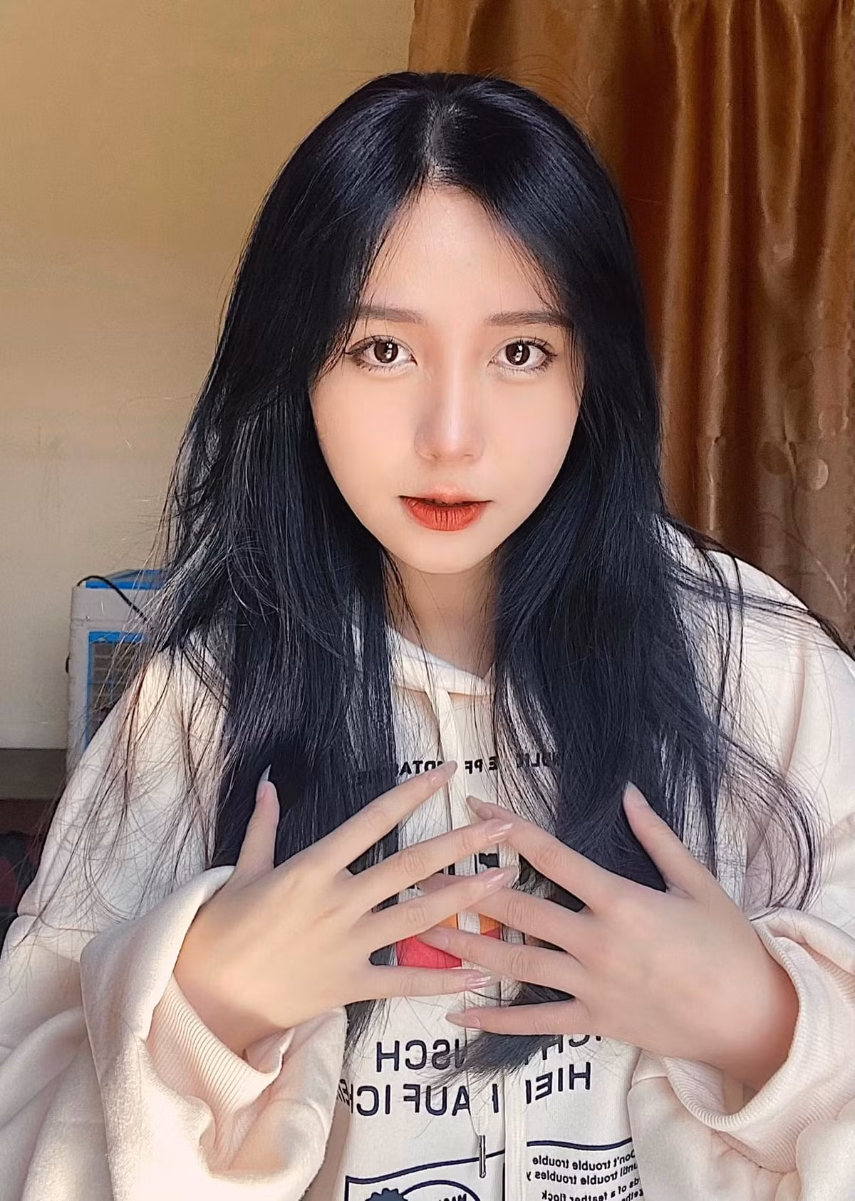 Trang cá nhân hiện tại của hot girl NEU sở hữu hàng ngàn lượt theo dõi, mỗi bức ảnh thu về không ít like.