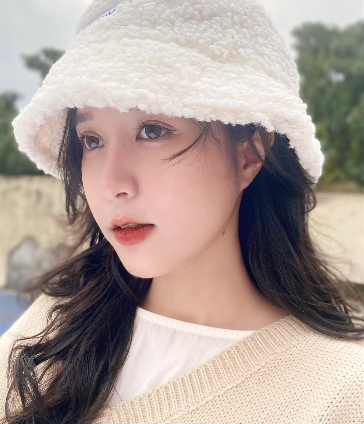 Nhờ sở hữu sống mũi cao, làn da trắng nên Trà My không cần ăn mặc cầu kì cũng đã thu về bộn nút like.