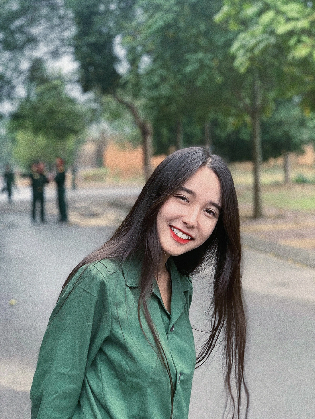 Cô gái này làm tan chảy trái tim bao người nhờ làn da trắng ngần, mái tóc đen huyền và nụ cười rạng rỡ.