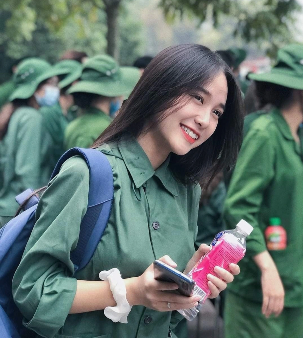 Cách đây 2 năm, những khoảnh khắc học quân sự của một nữ sinh trường NEU được cư dân mạng lan truyền rầm rộ.